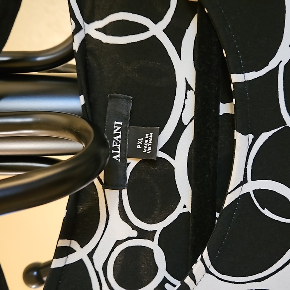 Alfani black/white handkerchief style blouse Size PXL - Picture 3 of 6